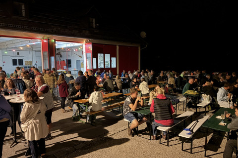 Feuerwehrfest in Oberwaltersdorf mit vielen Gästen bei Biertischen und Stehtischen