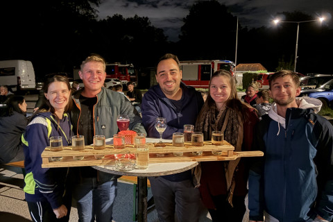 Feuerwehrfest in Niederösterreich: Vier Personen lächeln in die Kamera.