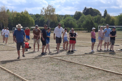 Boccia-Spieler stehen auf einem Spielfeld mit Holzrahmen in Österreich
